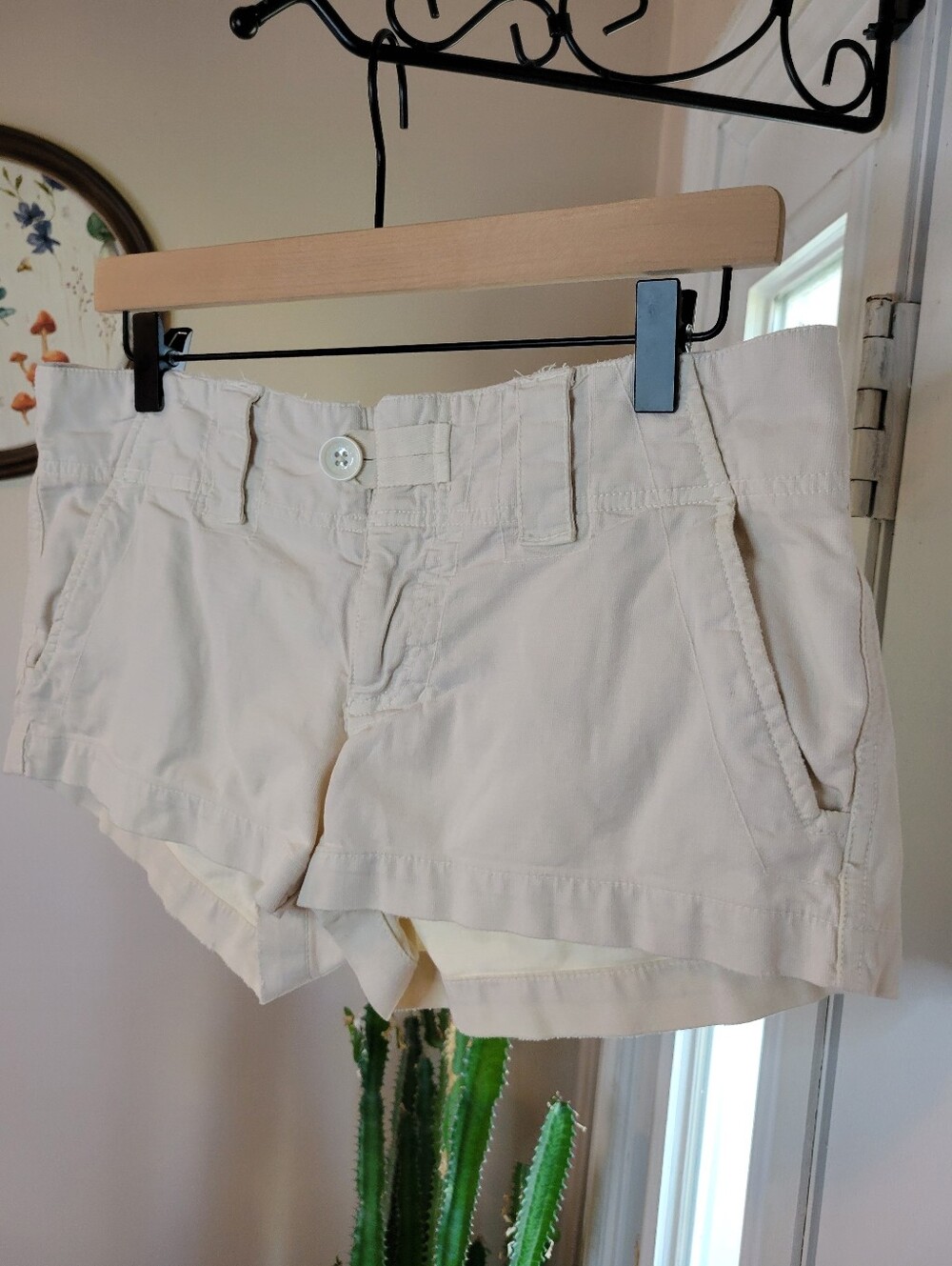 Vintage American Eagle Perfect Shorty Beige Shorts, Size 6 - Picture 2 of 6